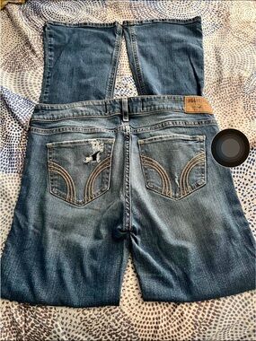 Y2K Hollister Women's Medium Blue Denim Jeans with Distressed Back Pocket